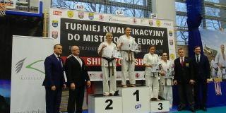 Monika na najwyższym stopniu podium